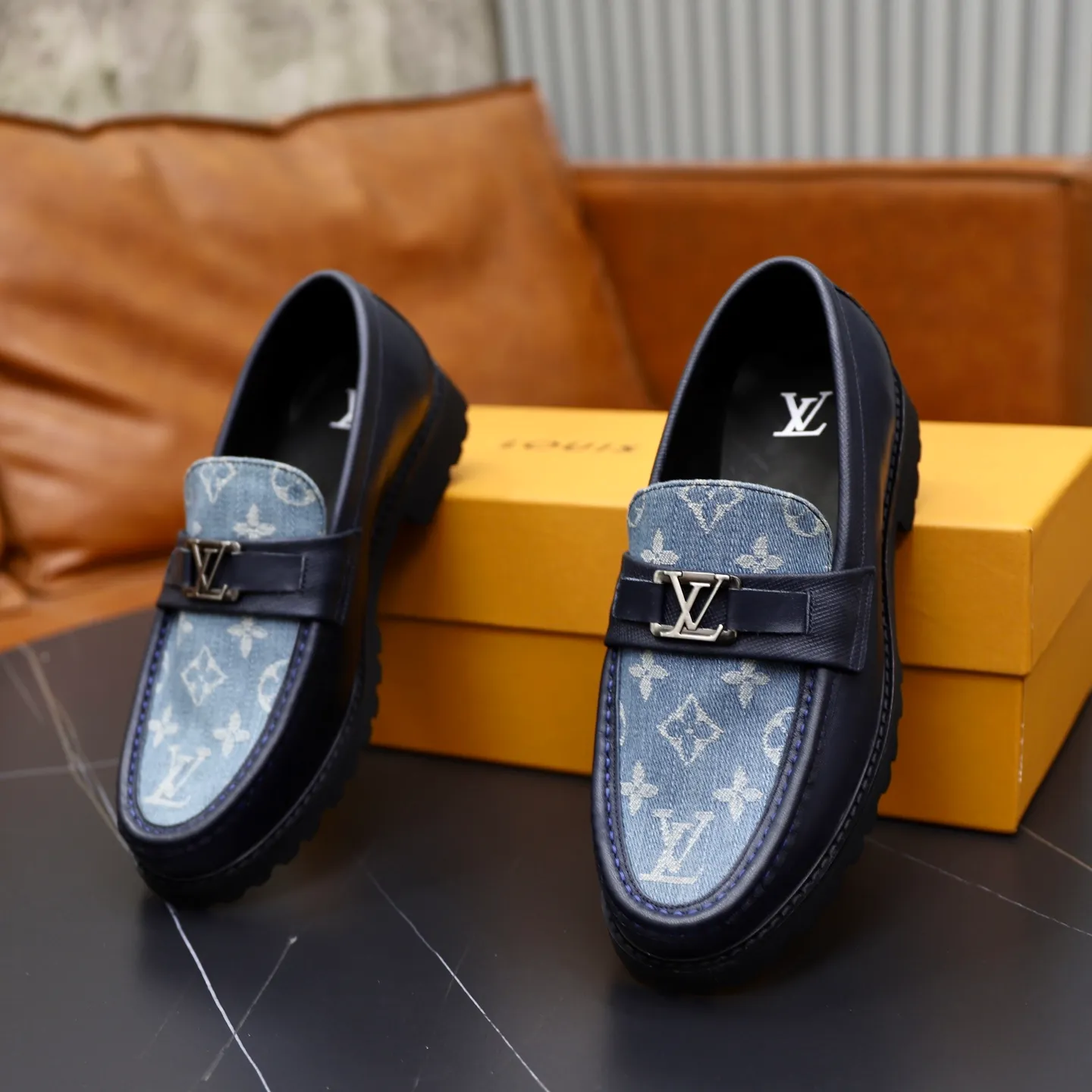Ex-factory price: 600💰Louis Vuitton LV men's classic Oxford shoes, men's business formal boutique leather shoes, classic style, almond kernel exquisite toe, ultimate art, the whole shoe is made of imported cow leather (open edge beads), carefully selected, fine pores, excellent gloss, soft texture, strong toughness, durable and not easy to deform, apricot fetal cowhide leather lining, soft and comfortable, sweat-absorbent and breathable. Foam outsole, original box and dust bag packaging! Size: 38–44 (45/46 customized)